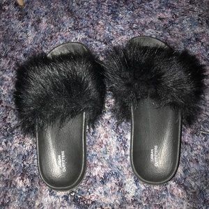🖤 urban outfitters fuzzy slides
